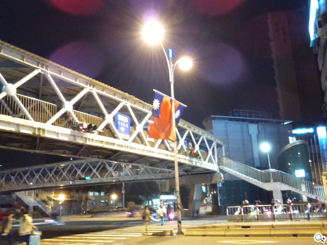 彈性邊角護機身！Sony輕質4G入門手機Xperia E3