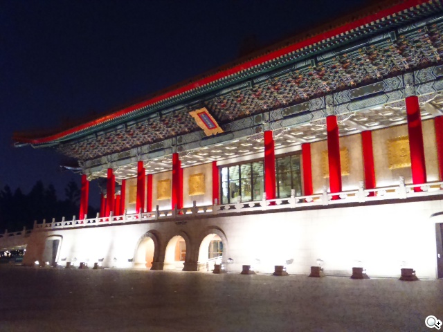 彈性邊角護機身！Sony輕質4G入門手機Xperia E3