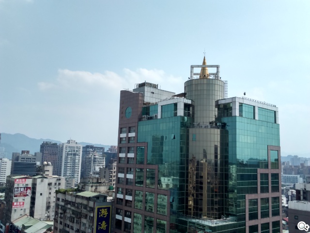 彈性邊角護機身！Sony輕質4G入門手機Xperia E3