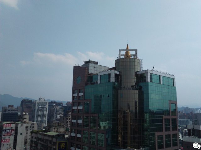 彈性邊角護機身！Sony輕質4G入門手機Xperia E3