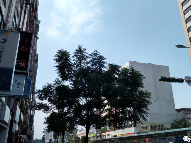 彈性邊角護機身！Sony輕質4G入門手機Xperia E3