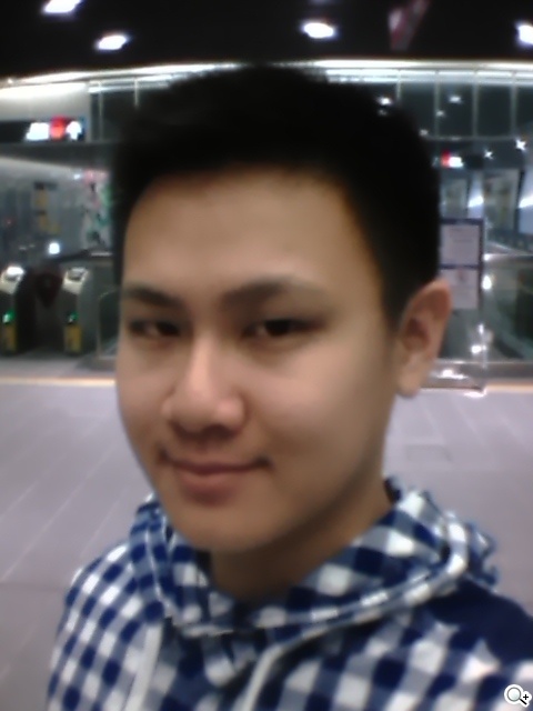 彈性邊角護機身！Sony輕質4G入門手機Xperia E3