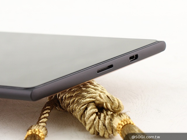 手拿包般的精品質感 ASUS MeMO Pad 7 ME572CL