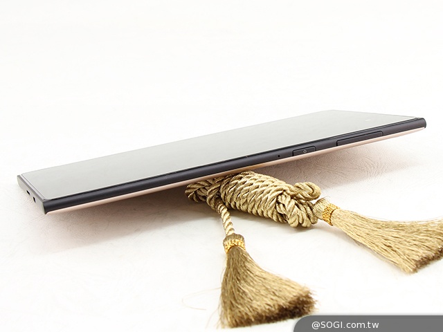 手拿包般的精品質感 ASUS MeMO Pad 7 ME572CL