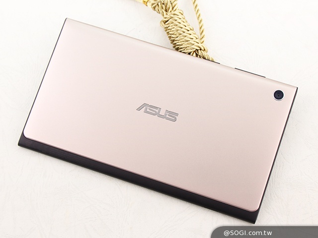 手拿包般的精品質感 ASUS MeMO Pad 7 ME572CL
