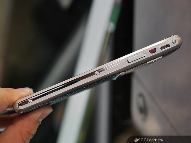 全新奢華4G智慧機Vertu Aster登台 要價22萬起