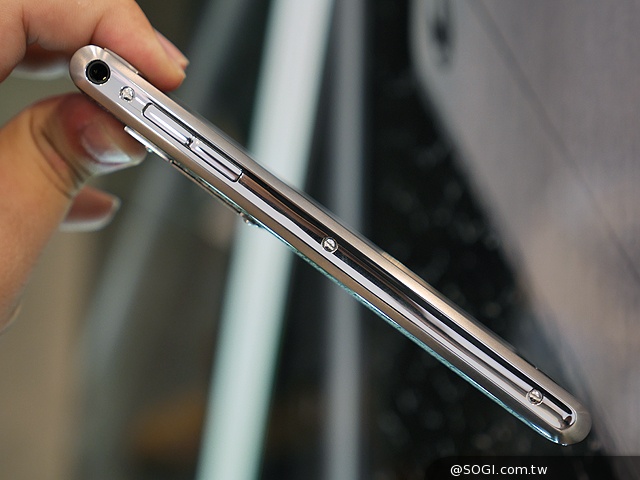 全新奢華4G智慧機Vertu Aster登台 要價22萬起