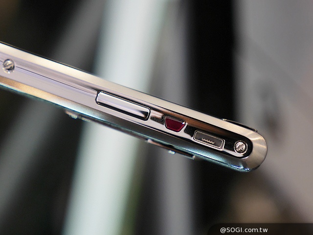 全新奢華4G智慧機Vertu Aster登台 要價22萬起