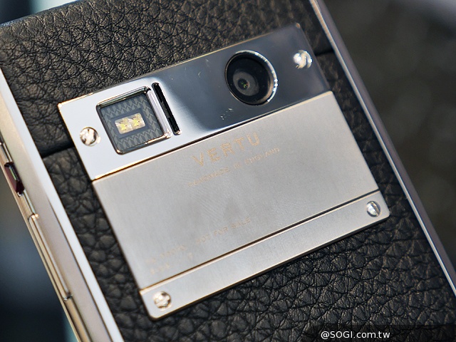 全新奢華4G智慧機Vertu Aster登台 要價22萬起
