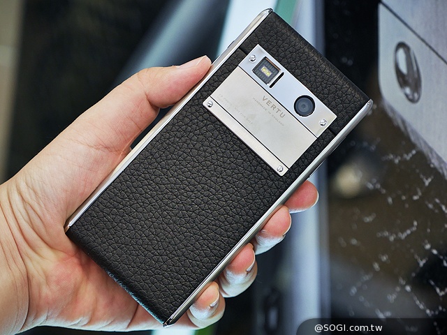 全新奢華4G智慧機Vertu Aster登台 要價22萬起