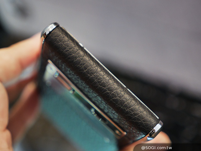 全新奢華4G智慧機Vertu Aster登台 要價22萬起