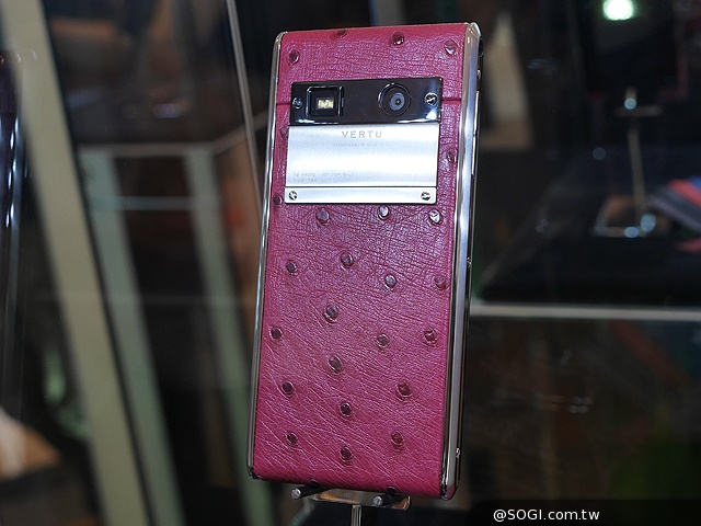 全新奢華4G智慧機Vertu Aster登台 要價22萬起