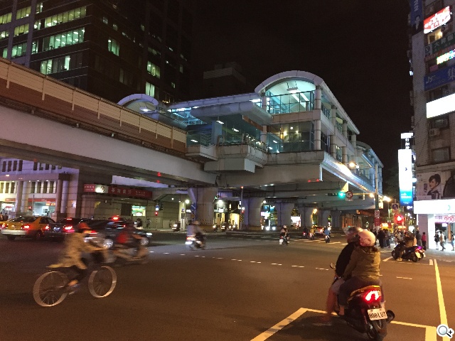 雙雄交鋒！HTC One M8、iPhone 6外型與實拍比拼