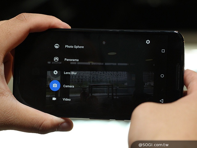 Android 5.0旗艦手機Nexus 6台灣亮相動手玩