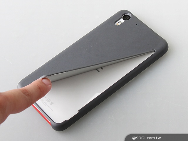 HTC Desire EYE與多彩Dot View保護殼