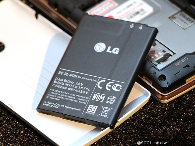 LG Wine Smart摺疊4G手機海外台灣首發 單機7990