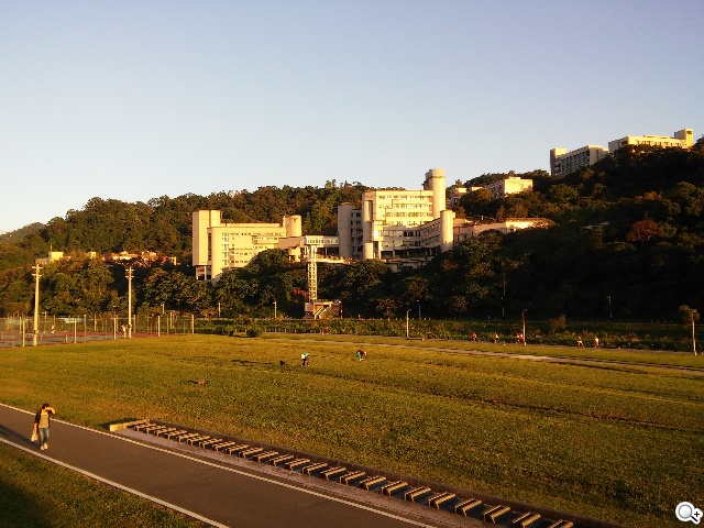 LG Wine Smart摺疊4G機 重新詮釋手機經典設計