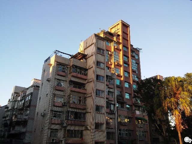 LG Wine Smart摺疊4G機 重新詮釋手機經典設計