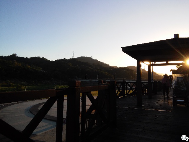 LG Wine Smart摺疊4G機 重新詮釋手機經典設計