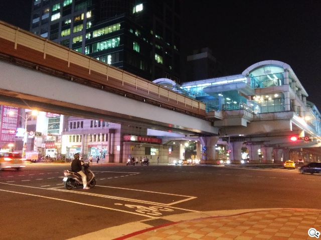 LG Wine Smart摺疊4G機 重新詮釋手機經典設計