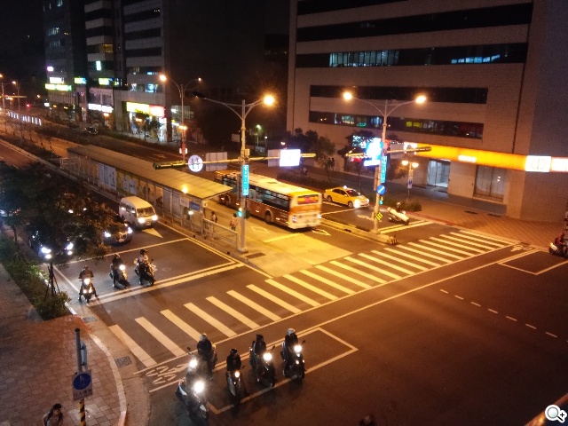 LG Wine Smart摺疊4G機 重新詮釋手機經典設計