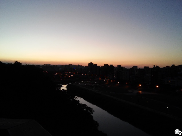 LG Wine Smart摺疊4G機 重新詮釋手機經典設計