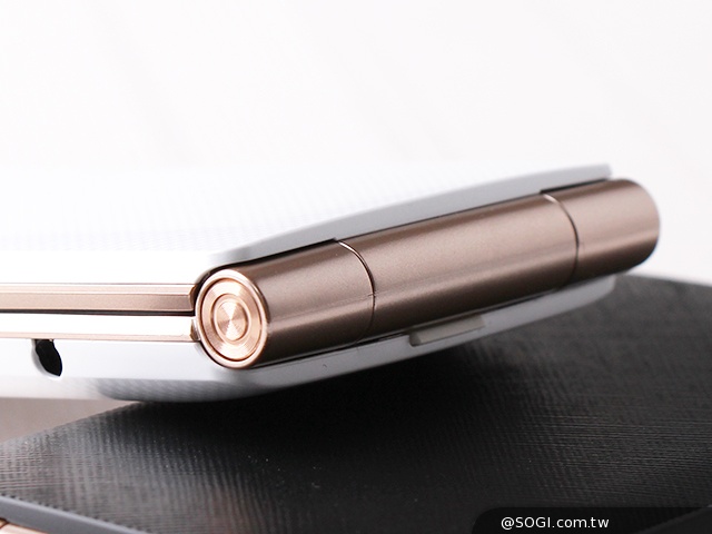 LG Wine Smart摺疊4G機 重新詮釋手機經典設計