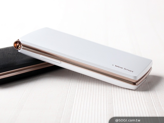 LG Wine Smart摺疊4G機 重新詮釋手機經典設計