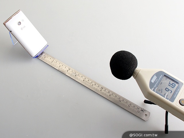 LG Wine Smart摺疊4G機 重新詮釋手機經典設計