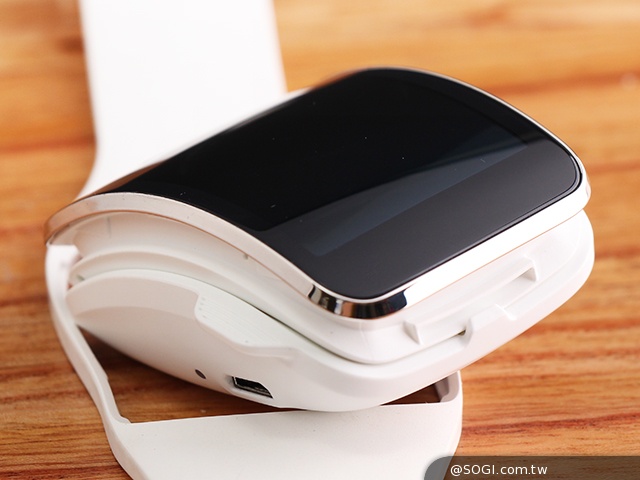 曲面螢幕+獨立通話 三星Gear S智慧手錶實測