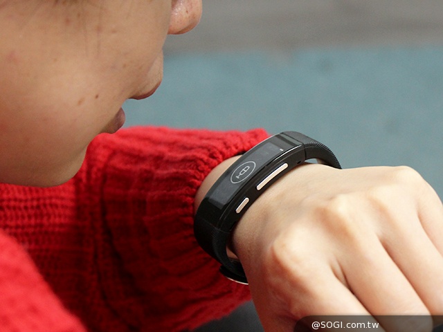 索尼SmartBand Talk通話智慧手環 講中文也能通