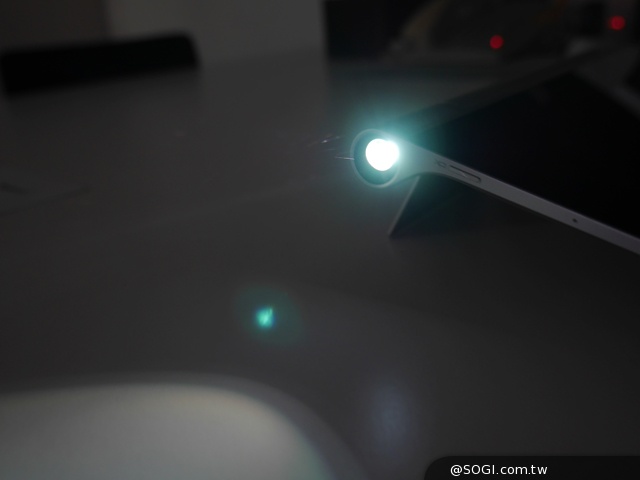 50吋大畫面帶著走!聯想Yoga Tablet 2 Pro投影機平板 50吋大畫面帶著走!聯想Yoga Tablet 2 Pro投影機平板