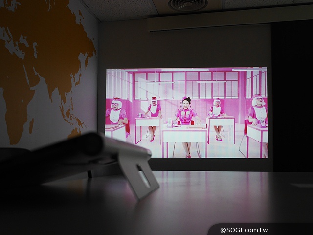 50吋大畫面帶著走!聯想Yoga Tablet 2 Pro投影機平板 50吋大畫面帶著走!聯想Yoga Tablet 2 Pro投影機平板