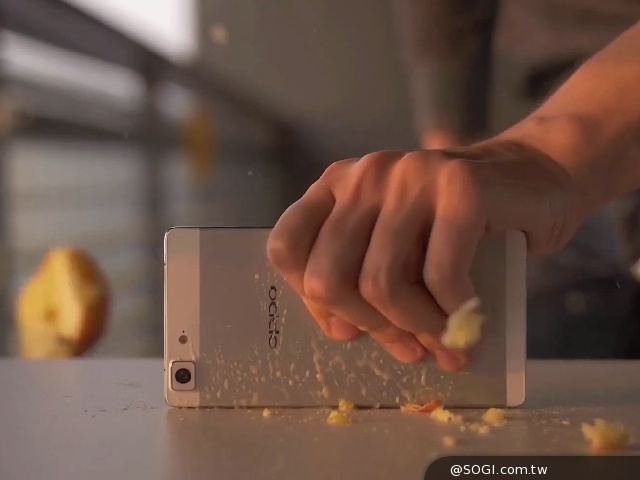 超薄手機有多堅固?OPPO R5來告訴你... 超薄手機有多堅固?OPPO R5來告訴你...