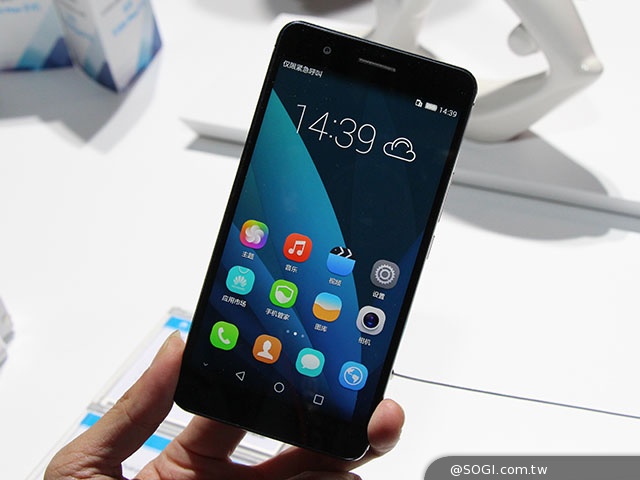 鎖定iPhone6 Plus！華為推雙眼手機榮耀6 Plus