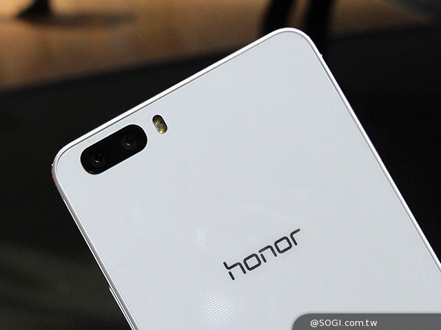 鎖定iPhone6 Plus！華為推雙眼手機榮耀6 Plus