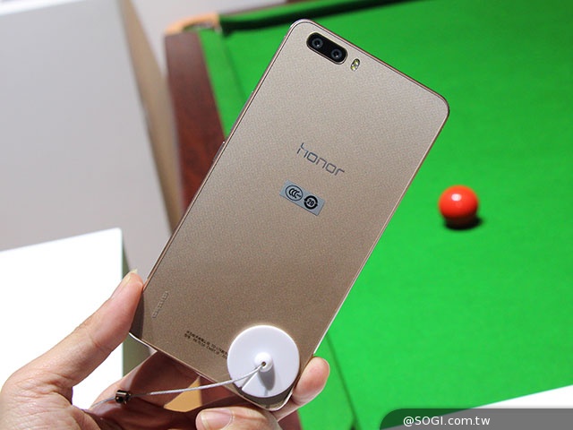 鎖定iPhone6 Plus！華為推雙眼手機榮耀6 Plus