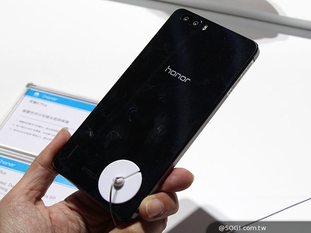 鎖定iPhone6 Plus！華為推雙眼手機榮耀6 Plus