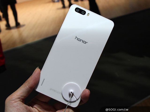 鎖定iPhone6 Plus！華為推雙眼手機榮耀6 Plus