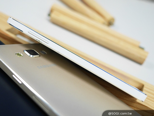 全金屬一體成型超薄美型機 三星GALAXY A5實測 全金屬一體成型超薄美型機 三星GALAXY A5實測
