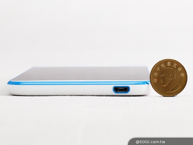 雙色拼接年輕風格 超值八核HTC Desire 820