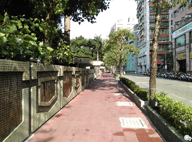 雙色拼接年輕風格 超值八核HTC Desire 820