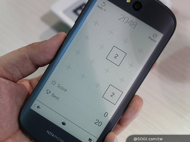 双萤幕电子纸手机 yotaphone 2动手玩【ces 2015】