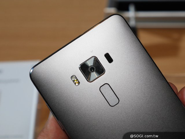 華碩ZenFone 3系列三兄弟正式登場！搶先動手玩[Computex 2016]- SOGI