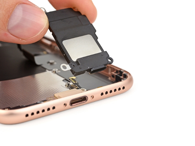 iPhone 8上市就被拆 iFixit評價維修難度一般 iPhone 8上市就被拆 iFixit評價維修難度一般