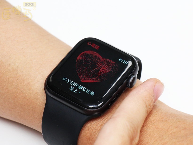 如何測量心電圖？ - 在手錶打開「心電圖」App，依照指示將手指放在錶冠上