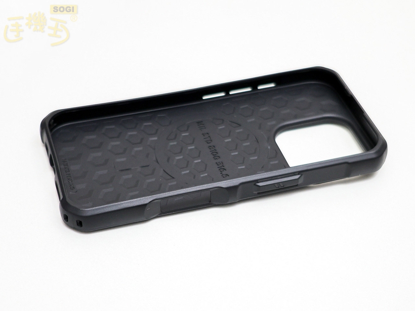 UAG 都會保護殼本體 - 右側