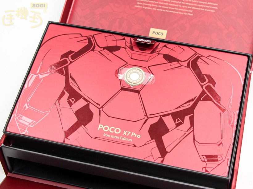 POCO X7 Pro 鋼鐵人聯名款重外觀介紹 - 盒裝內側
