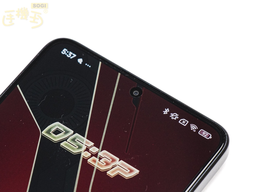 POCO X7 Pro 鋼鐵人聯名款重外觀介紹 - 前鏡頭