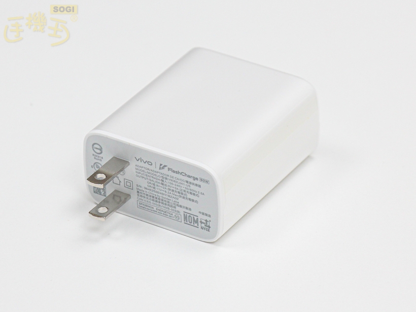 vivo X200 FE 外觀介紹 - 充電器